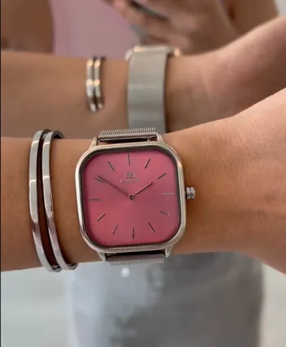 relógio be watch com caixa quadrada e pulseira em aço inoxidável, na cor prata. 