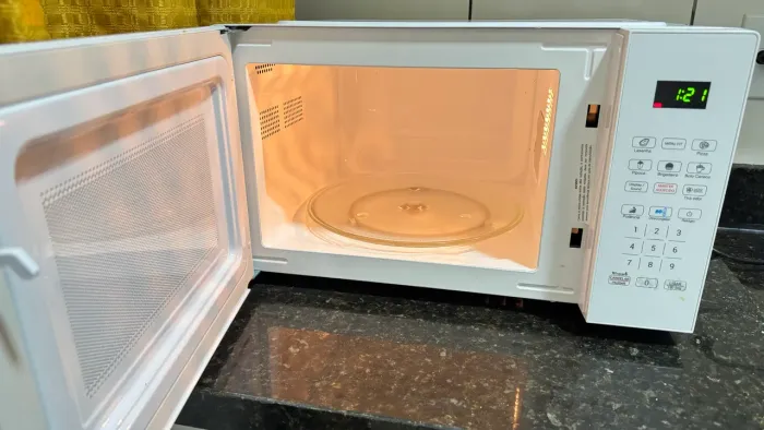 Micro-ondas Philco 20L Branco Pintura Limpa Fácil PMO23B