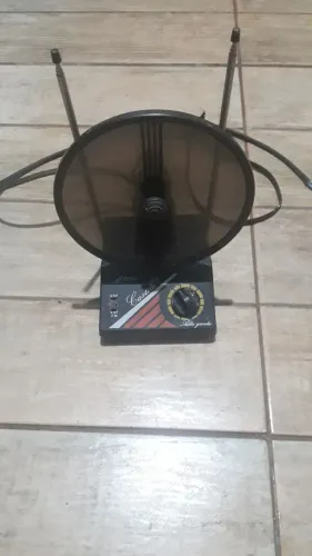 Antena tv antiga em perfeito estado.