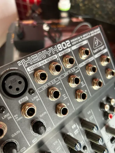 Mesa de som Behringer Xenix 802 na caixa 