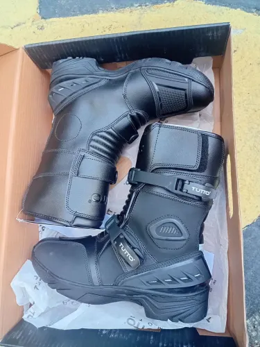 bota preta Tutto Adventure Super com fechamento em fivela e design à prova d'água.