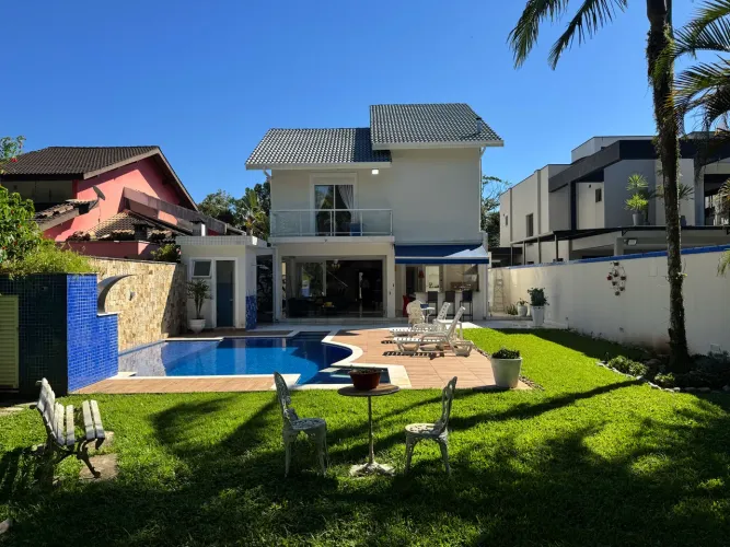 CASA COM 6 SUÍTES À VENDA EM RIVIERA DE SÃO LOURENÇO
