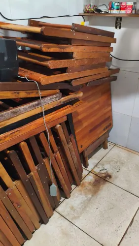 Vende-se conjuntos de mesas e cadeiras
