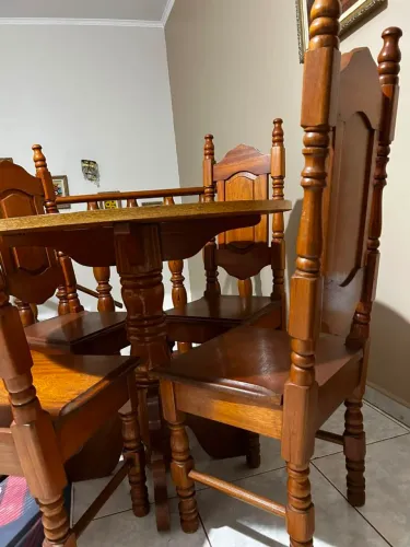 Mesa. Redonda com 4 cadeiras em cerejeira maciça