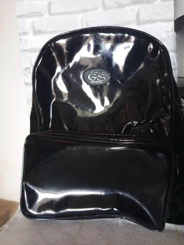 Bolsa couro sintético preta e vestido soltinho M