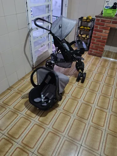 Carrinho com bebe conforto
