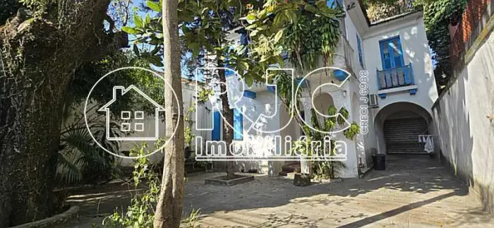 CASA DUPLEX - SANTA TERESA - 7 QUARTOS SENDO 6 SUÍTES - 5 VAGAS DE GARAGEM - TERRAÇO COM M