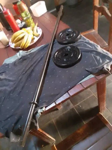 Vendo 1 barra preta maciça de 1,50 cm 8 anilhas pretas de 5 kilos cada