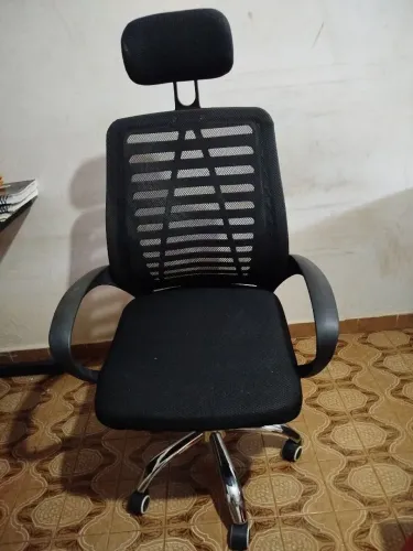 Cadeira de escritório giratória com encosto de cabeça.