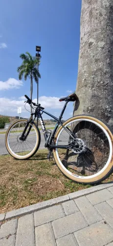 Caloi Vítus 29" Shimano SLX / SANTOUR XCR32 C/ NF
