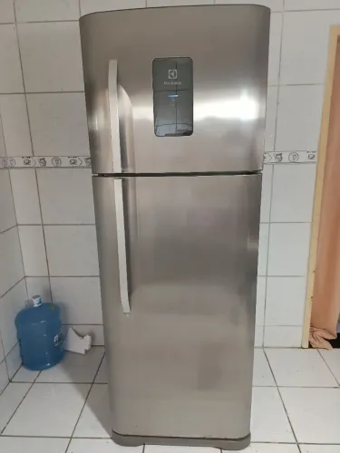 Vendo uma geladeira Frost free 470 litros inox