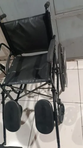Cadeira de rodas dobrável reformada