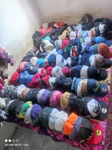 Lote de 270 bonés várias marcas 