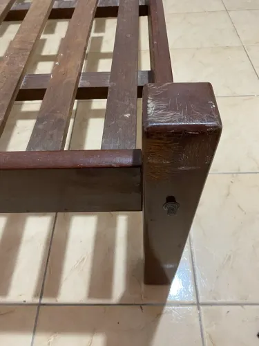 CAMA DE SOLTEIRO EM MADEIRA MACIÇA - SUPER RESISTENTE