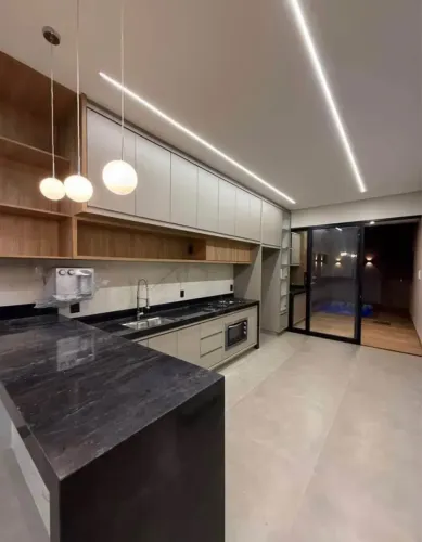 Casa à venda em Rio Verde com espaço amplo, churrasqueira, piscina, armários e 3 quartos