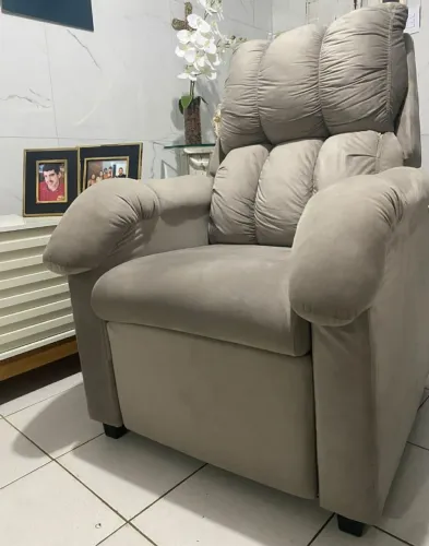 Está poltrona reclinável é perfeita para relaxar e desfrutar de momentos de lazer.