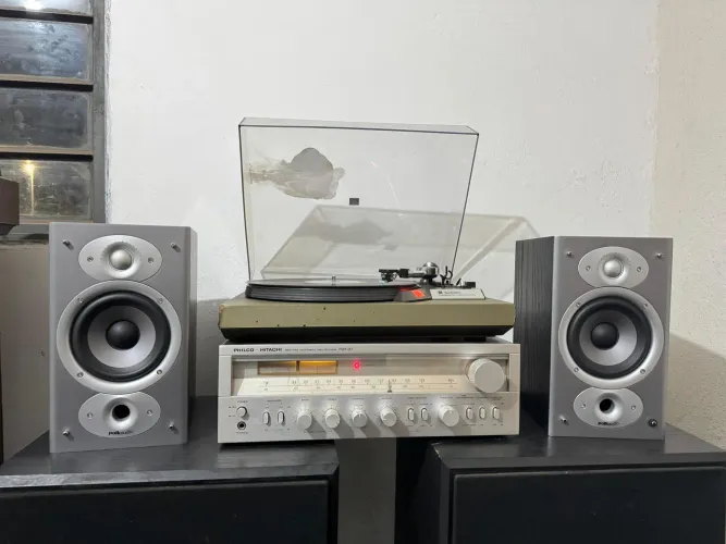 Conjunto de som vintage, receiver Philco, toca disco technics 