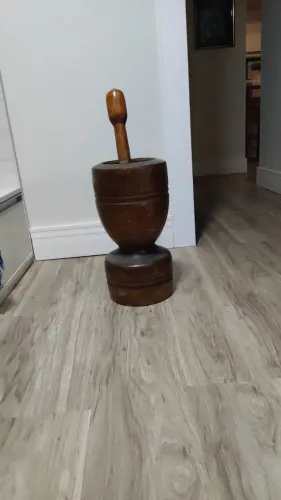 Pilão de madeira com socador de cedro