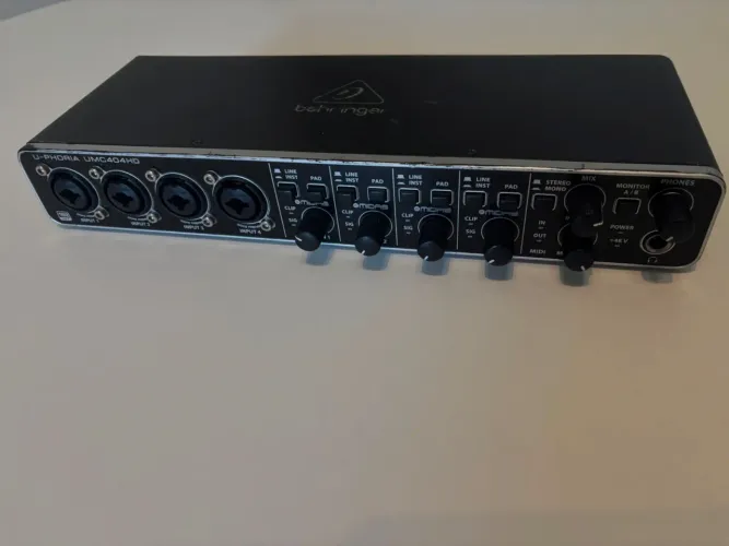 Interface de áudio behringer UMC404HD