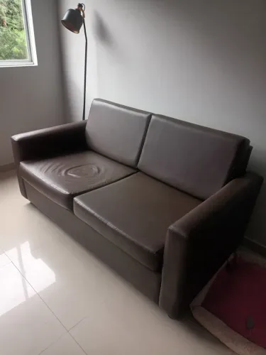 Vendo sofá ,retrátil.  Se transforma em cama casal em couro 