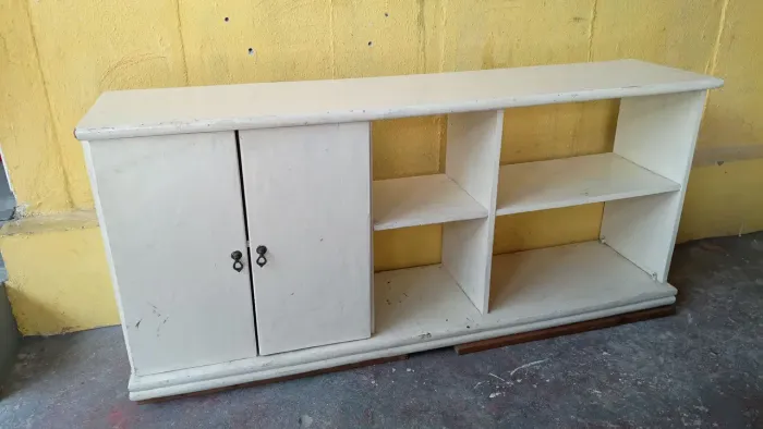 Vendo um rak de madeira tamanho 180 de comprimento por 42 de largura e de altura 79