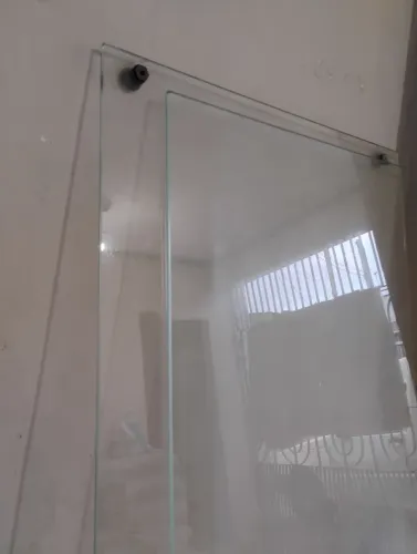 Box de banheiro  atenção não tem as peças de acabamento 