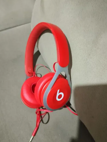 Fone de Ouvido Beats Vermelho, com fio, em perfeito estado, com capa original!