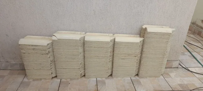 Varanda em telha de cerâmica esmaltada.