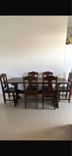 Vende-se mesa de madeira com 6 cadeiras, por apenas 850,00!