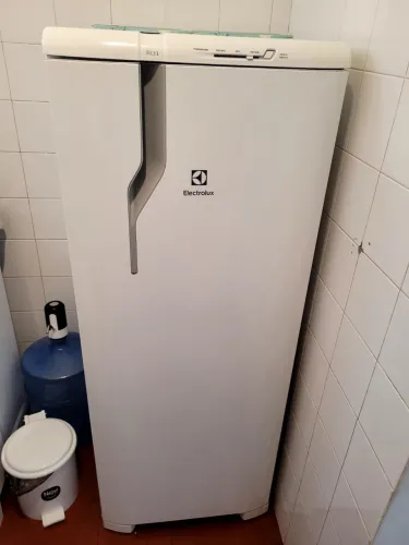 GELADEIRA ELECTROLUX RE31 240L