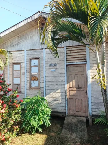 Vendo a madeira desta casa.