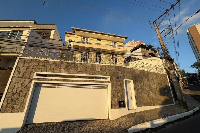 Casa para locação com 04 quartos, sendo duas suítes, copa/cozinha e área Gourmet e duas va