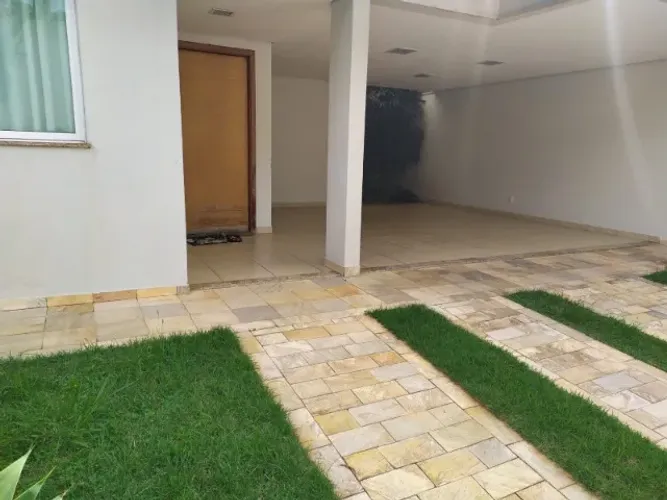 OPORTUNIDADE ÚNICA! Casa de frente para o Parque do Sabiá, 297 m² de área construida