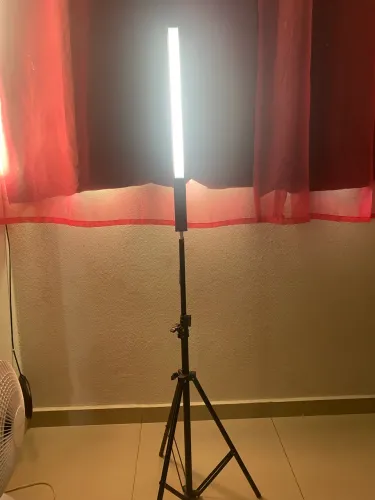 Vendo bastão de led com tripé, tem várias cores e dá pra abaixar e aumentar a luz
