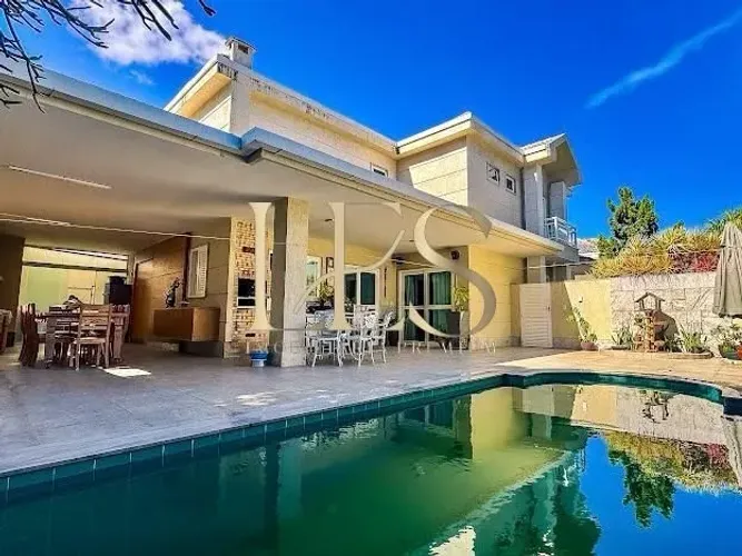 Luxuosa Casa com 3 Suítes em Mata da Praia - Vitória ES