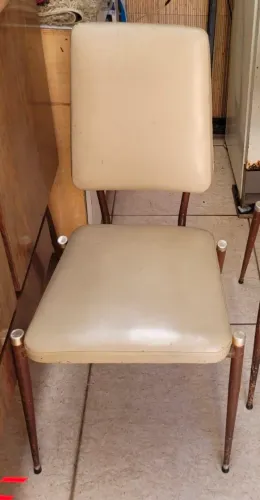 Conjunto de 4 cadeiras pe de aço.