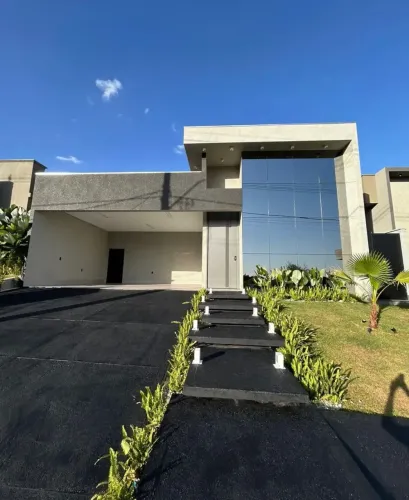Casa à venda em Rio Verde com acabamento luxuoso, espaço amplo, 3 suítes, closet e churras