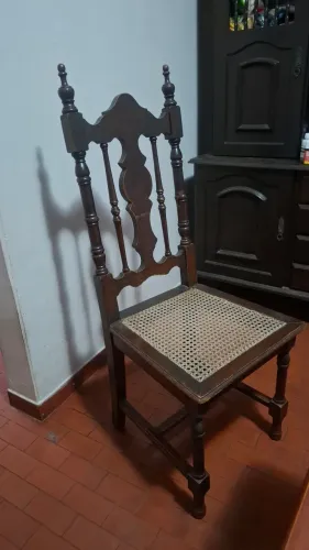 2 cadeiras com palhinha de madeira maciça 