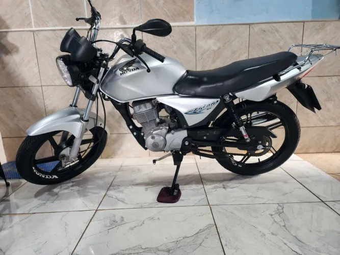 Titan 150 com rodas de liga leve 