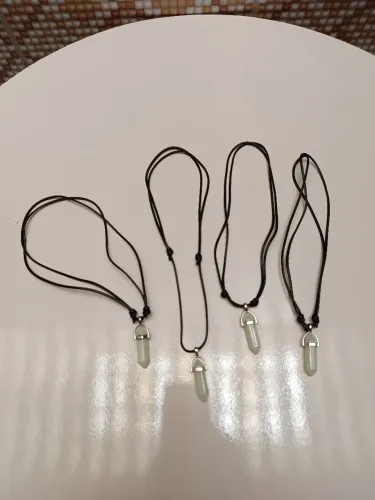 Conjunto 4 cordões com pedra que brilha no escuro