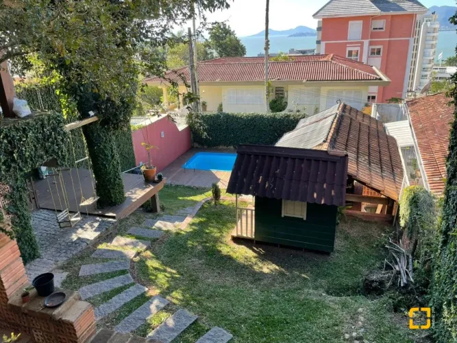 Casa com 4 dormitórios,vista mar e piscina