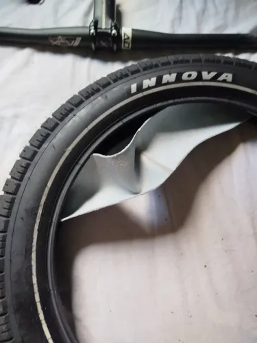Alguns peças de bike , inclusive o pneu novo assim que comprei a bike elétrica 