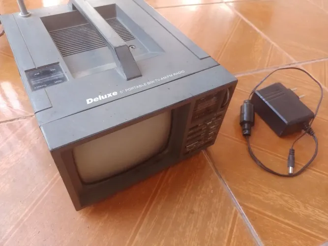 Tv Broksonic 5" preta e branca com rádio AM FM