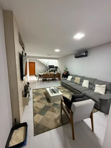 Sobrado no Jd. Regina, 158m², 3 Dormitórios, 4 Vagas