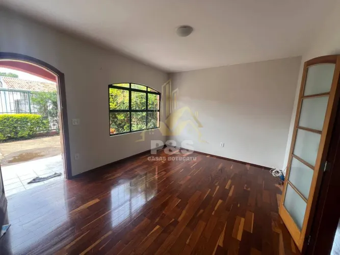Sobrado à venda na região central de Botucatu!