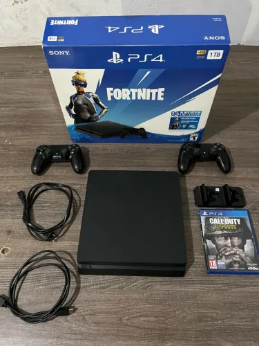 PS4 Slim 1TB + 2 Controles + Dock + Caixa Original + Jogo