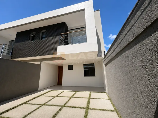 Casa de alto padrão com 4 quartos e quintal em Morada de Laranjeiras
