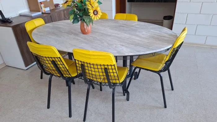 Mesa oval de mármore com 6 cadeiras