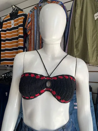 Top Cropped de Crochê Preto e Vermelho Artesanal