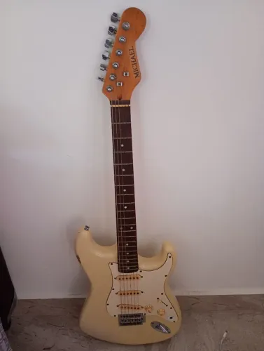 Guitarra em bom estado, com poucas avarias